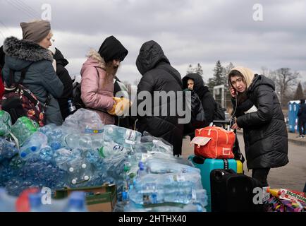 Flüchtlinge, die vor dem Krieg in der Ukraine am Grenzübergang Medyka in Südpolen fliehen, 28. Februar 2022. Dieses Bild: Valerie Fokina, 25, ist aus der Hauptstadt Kiew geflohen und versucht nun, einen Anruf zu tätigen. Foto Ola Torkelsson / TT / Code 75777 Stockfoto