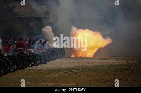 Kathmandu, Bagmati, Nepal. 1. März 2022. Soldaten der nepalesischen Armee feuern eine Kanone während der Feierlichkeiten zum Tag der Armee in Tundikhel in Kathmandu, Nepal, am 1. März 2022. Die nepalesische Armee beobachtete den ''Tag der Armee'' inmitten einer besonderen Veranstaltung in der Hauptstadt am Dienstag, zeitgleich mit dem größten hinduistischen Fest Maha Shivaratri. (Bild: © Sunil Sharma/ZUMA Press Wire) Stockfoto