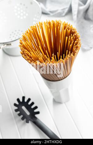 Ungekochte Vollkornspaghetti. Rohe Pasta in einer Tasse. Stockfoto