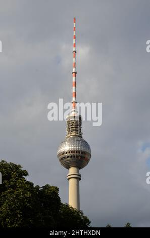 Berlin, Berlin, Deutschland - Juni 20 2014: Der Berliner Fernsehturm in der Nähe des Alexanderplatzes im Zentrum Berlins mit einigen Bäumen im Vordergrund Stockfoto