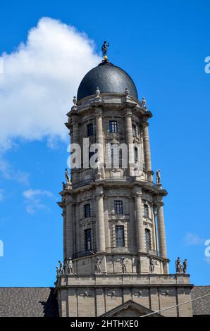 Berlin, Berlin, Deutschland - 22 2014. Juni: Der Turm des alten Stadthauses, auch bekannt als altes Rathaus, wird vom Senat in Berlin unter blauem Himmel genutzt Stockfoto