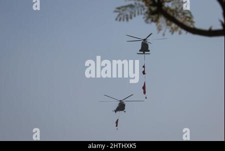 Kathmandu, Bagmati, Nepal. 1. März 2022. Hubschrauber der nepalesischen Armee fliegen mit Nationalflagge während der Feierlichkeiten zum Tag der Armee in Tundikhel in Kathmandu, Nepal, am 1. März 2022. Die nepalesische Armee beobachtete den ''Tag der Armee'' inmitten einer besonderen Veranstaltung in der Hauptstadt am Dienstag, zeitgleich mit dem größten hinduistischen Fest Maha Shivaratri. (Bild: © Sunil Sharma/ZUMA Press Wire) Stockfoto