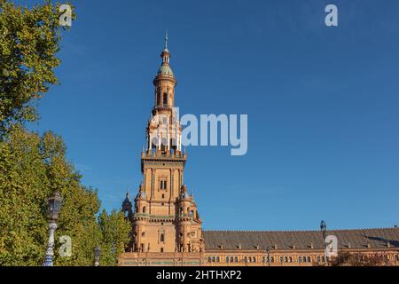 Das Nordtor und das umgebende Gebäude auf der Plaza de Espana in Sevilla Stockfoto