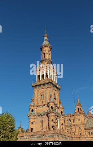 Seitenansicht des Nordtores auf der Plaza de Espana in Sevilla Stockfoto