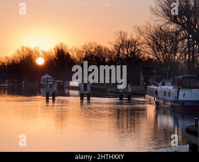 Wintersonnengang über der Themse, von Abingdon Weir B5 aus gesehen Stockfoto