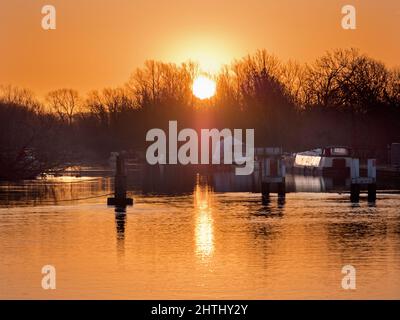 Wintersonnengang über der Themse, von Abingdon Weir B2 aus gesehen Stockfoto