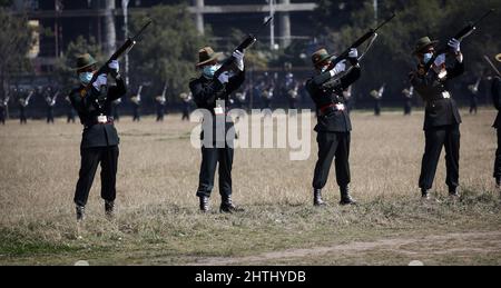 Kathmandu, Bagmati, Nepal. 1. März 2022. Mitarbeiter der nepalesischen Armee feuern während der Feierlichkeiten zum Tag der Armee in Tundikhel in Kathmandu, Nepal, am 1. März 2022, Waffen ab. Die nepalesische Armee beobachtete den ''Tag der Armee'' inmitten einer besonderen Veranstaltung in der Hauptstadt am Dienstag, zeitgleich mit dem größten hinduistischen Fest Maha Shivaratri. (Bild: © Sunil Sharma/ZUMA Press Wire) Stockfoto