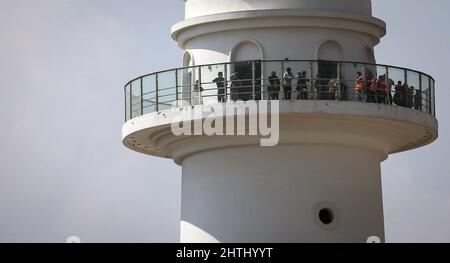 Kathmandu, Bagmati, Nepal. 1. März 2022. Nepalesische Menschen beobachten die Feierlichkeiten zum Tag der Armee vom Dharahara-Turm in Kathmandu, Nepal, 1. März 2022. Die nepalesische Armee beobachtete den ''Tag der Armee'' inmitten einer besonderen Veranstaltung in der Hauptstadt am Dienstag, zeitgleich mit dem größten hinduistischen Fest Maha Shivaratri. (Bild: © Sunil Sharma/ZUMA Press Wire) Stockfoto