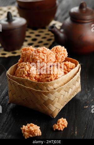 Rengginang oder Rangginang, traditioneller indonesischer Reiskracker, hergestellt aus Reis oder klejeweiligem Reis, Bohnenkraut und Crunchy. Stockfoto