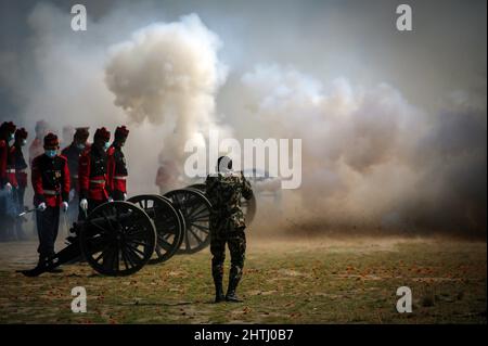 Kathmandu, Bagmati, Nepal. 1. März 2022. Eine Person der nepalesischen Armee fotografiert Soldaten, die Kanonen abfeuerten, während der Feier des Armeetag in Tundikhel in Kathmandu, Nepal, am 1. März 2022. Die nepalesische Armee beobachtete den ''Tag der Armee'' inmitten einer besonderen Veranstaltung in der Hauptstadt am Dienstag, zeitgleich mit dem größten hinduistischen Fest Maha Shivaratri. (Bild: © Sunil Sharma/ZUMA Press Wire) Stockfoto