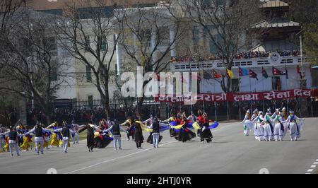 Kathmandu, Bagmati, Nepal. 1. März 2022. Mitarbeiter der nepalesischen Armee führen einen kulturellen Tanz während der Feierlichkeiten zum Tag der Armee in Tundikhel in Kathmandu, Nepal, am 1. März 2022 auf. Die nepalesische Armee beobachtete den ''Tag der Armee'' inmitten einer besonderen Veranstaltung in der Hauptstadt am Dienstag, zeitgleich mit dem größten hinduistischen Fest Maha Shivaratri. (Bild: © Sunil Sharma/ZUMA Press Wire) Stockfoto