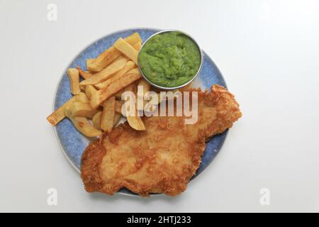 Kleine Portionen, frisch gebratener Fisch und Chips, im Compo's Fish and Chip Restaurant und Take Away, Holmfirth, West Yorkshire. Stockfoto