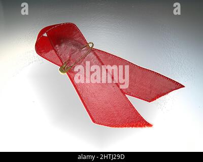 Symbolisches Foto eines roten AIDS-Bandes als Studioaufnahme Stockfoto