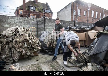 Das Bild zeigt, dass ukrainische Männer einen Überschuss an Armee bei G4 Echelon-Militärmaterialien kaufen, bevor sie sich in Großbritannien für den Kampf gegen die Russen in der Ukraine anmelden. FOTO: Stockfoto