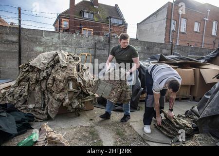 Das Bild zeigt, dass ukrainische Männer einen Überschuss an Armee bei G4 Echelon-Militärmaterialien kaufen, bevor sie sich in Großbritannien für den Kampf gegen die Russen in der Ukraine anmelden. FOTO: Stockfoto