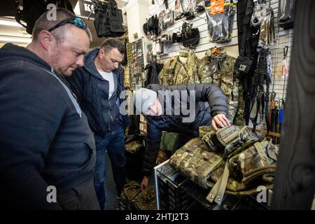Das Bild zeigt, dass ukrainische Männer einen Überschuss an Armee bei G4 Echelon-Militärmaterialien kaufen, bevor sie sich in Großbritannien für den Kampf gegen die Russen in der Ukraine anmelden. FOTO: Stockfoto