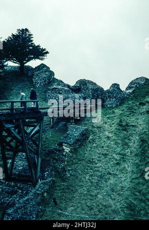 Old Sarum in Wiltshire, Südwestengland - ruinierter und verlassener Ort der frühesten Siedlung von Salisbury. Archivscan von einem Dia. Mai 1966. Stockfoto