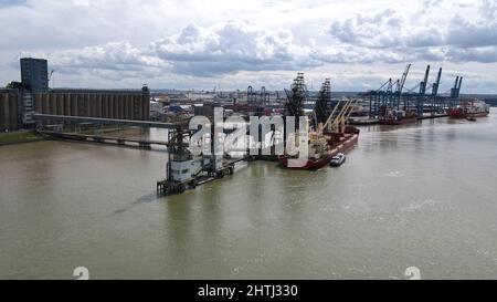 Tilbury Docks Containerhafen an der Themse Schiffe laden Drohnen Luftaufnahme Stockfoto