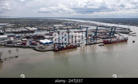 Tilbury Docks Containerhafen an der Themse Schiffe laden Drohnen Luftaufnahme Stockfoto