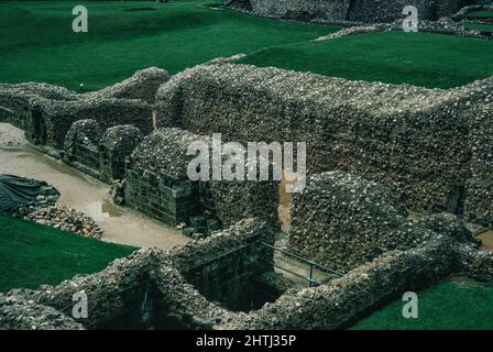 Old Sarum in Wiltshire, Südwestengland - ruinierter und verlassener Ort der frühesten Siedlung von Salisbury. Archivscan von einem Dia. Mai 1966. Stockfoto