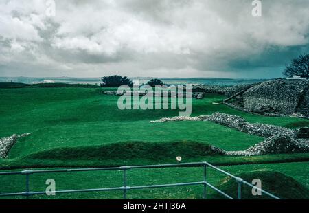 Old Sarum in Wiltshire, Südwestengland - ruinierter und verlassener Ort der frühesten Siedlung von Salisbury. Türme. Archivscan von einem Dia. Mai 1966. Stockfoto