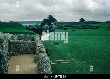 Old Sarum in Wiltshire, Südwestengland - ruinierter und verlassener Ort der frühesten Siedlung von Salisbury. Nun und das Tor. Archivscan von einem Dia. Mai 1966. Stockfoto