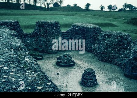 Old Sarum in Wiltshire, Südwestengland - ruinierter und verlassener Ort der frühesten Siedlung von Salisbury. Archivscan von einem Dia. Mai 1966. Stockfoto