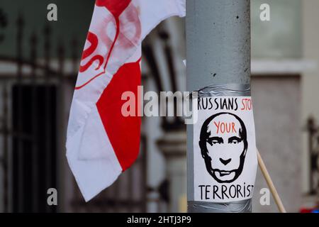 RIGA, LETTLAND, FEBRUAR 27. 2022 - Menschen versammeln sich vor der russischen Botschaft, um gegen den Krieg zu protestieren und die Ukraine zu unterstützen Stockfoto