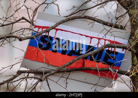 RIGA, LETTLAND, FEBRUAR 27. 2022 - Menschen versammeln sich vor der russischen Botschaft, um gegen den Krieg zu protestieren und die Ukraine zu unterstützen Stockfoto