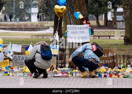 RIGA, LETTLAND, FEBRUAR 27. 2022 - Menschen versammeln sich vor der russischen Botschaft, um gegen den Krieg zu protestieren und die Ukraine zu unterstützen Stockfoto