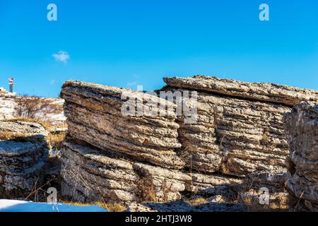 Karstformationen im Regionalen Naturpark Lessinia Plateau, Bosco Chiesanuova, Provinz Verona, Venetien, Italien, Südeuropa. Stockfoto