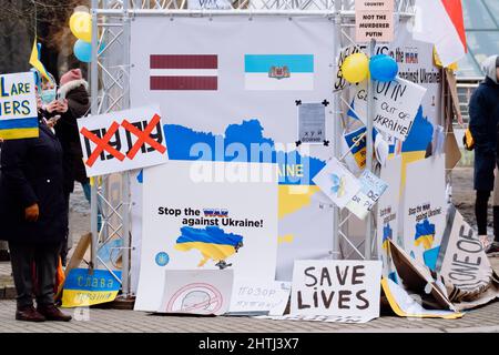 RIGA, LETTLAND, FEBRUAR 27. 2022 - Menschen versammeln sich vor der russischen Botschaft, um gegen den Krieg zu protestieren und die Ukraine zu unterstützen Stockfoto