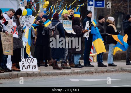 RIGA, LETTLAND, FEBRUAR 27. 2022 - Menschen versammeln sich vor der russischen Botschaft, um gegen den Krieg zu protestieren und die Ukraine zu unterstützen Stockfoto