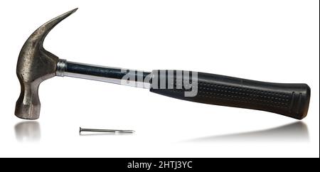 Nahaufnahme eines alten Stahlklauenhammers mit schwarzem Gummigriff und einem Metallnagel, isoliert auf weißem Hintergrund. Stockfoto