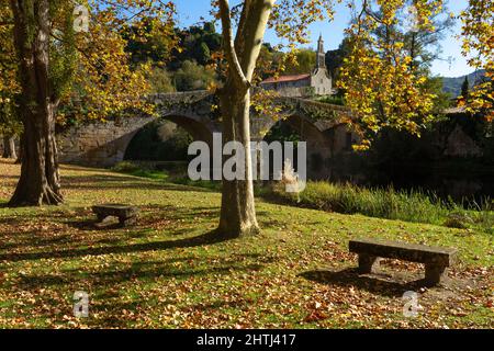 Romanische Steinbrücke und Kirche Santa María de Vilanova im schönen Dorf Allariz im Herbst, Orense, G Stockfoto