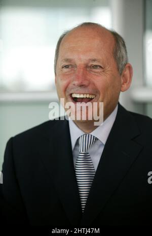 Ron Dennis, McLaren im McLaren Techonology Centre in Woking, 25.. August 2005 Stockfoto