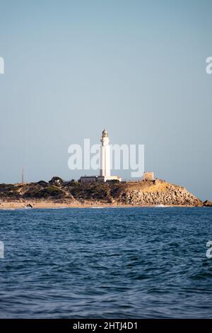 Trafalgar Leuchtturm vom Strand von Zahora aus gesehen Stockfoto