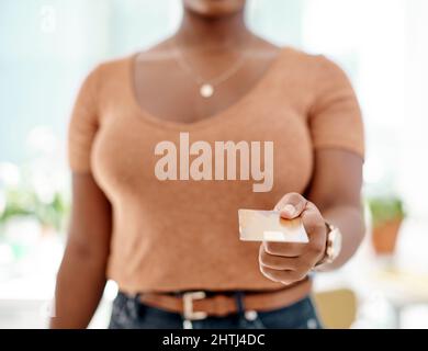 Zahlungen zu leisten, war noch nie einfacher. Eine kurze Aufnahme einer nicht erkennbaren Geschäftsfrau, die in ihrem Büro eine Kreditkartenzahlung abgibt. Stockfoto