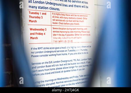 Turnpike Lane, London, Großbritannien. 1. März 2022. Der U-Bahnstreik in London schaltet das gesamte System aus. Turnpike Lane Station auf der Piccadilly Line. Kredit: Matthew Chattle/Alamy Live Nachrichten