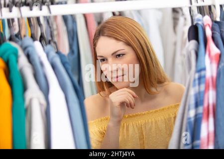 Home Frau Wahl ihrer Mode-Outfit in der Ankleide Stockfoto