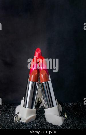 Es verleiht Ihrer Persönlichkeit eine lebendige Einstellung. Wenn Sie diesen roten Lippenstift auf Ihren Lippen zur Schau stellen, können Jungs nicht aufhören, Sie zu bemerken. Stockfoto