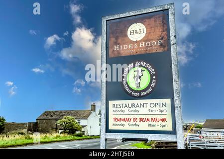 Yummy Yorkshire Eisdiele mit Hide and Hook Restaurant, Ingbirchworth, Barnsley, South Yorkshire. Stockfoto