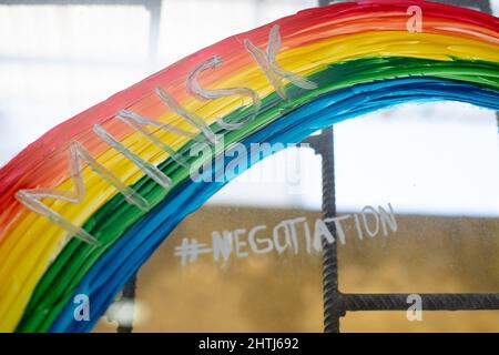 Rainbow on Bars Hintergrund zur friedlichen Lösung der Situation zwischen Russland und Ucraine. Stockfoto