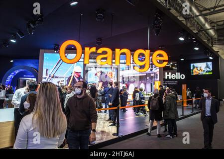 Barcelona, Spanien. 28.. Februar 2022. Ein orangefarbener Stand, der am ersten Tag des Mobile World Congress 2022 (MWC) auf der Fira de Barcelona zu sehen war. Kredit: SOPA Images Limited/Alamy Live Nachrichten Stockfoto