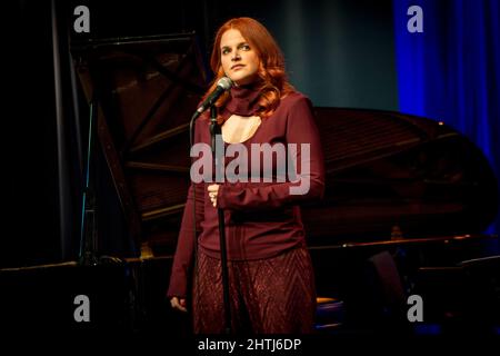 27. Februar 2022, Mailand, Mailand, Italien: Sade Mangiaracina Trio und Chiara Galiazzo Live-Konzert im Blue Note in Mailand. (Bild: © Pamela Rovaris/Pacific Press via ZUMA Press Wire) Stockfoto