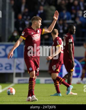 Karlsruhe, Deutschland. 26. Feb, 2022. firo : 02/26/2022, Fuvuball, 2.Bundesliga, Saison 2021/2022, Karlsruher SC, KSC - FC Schalke 04 1: 1 Simon TERODDE, Schalke, Gesture Credit: dpa/Alamy Live News Stockfoto