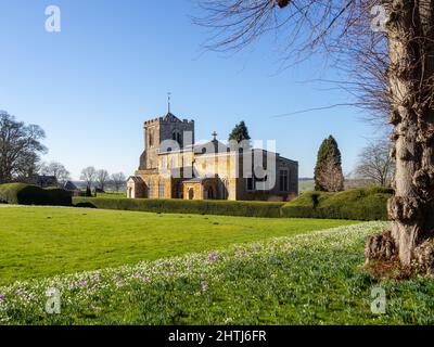 Die Kirche der Heiligen als aus Gründen der Lamport Hall, Northamptonshire, Großbritannien gesehen; die ältesten Teile der Kirche stammen aus dem 13. Jahrhundert. Stockfoto