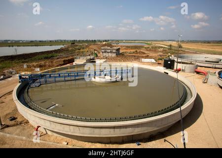 Sekundäre Sedimentationspools der Schlamm wird zur Schlammbehandlung entfernt. Kläranlage. Das aufbereitete Wasser wird dann für die Bewässerung verwendet Stockfoto