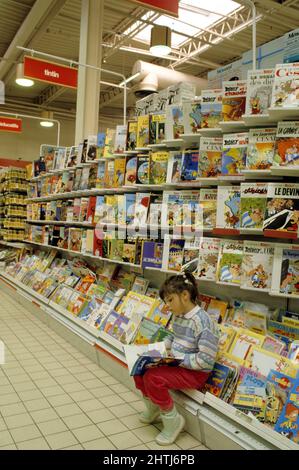 Kleine Mädchen Buchhandlung lesen Stockfoto
