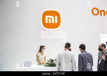 Barcelona, Spanien. 28.. Februar 2022. Der Xiaomi Stand wurde am ersten Tag des Mobile World Congress 2022 (MWC) auf der Fira de Barcelona gesehen. (Foto von Thiago Prudencio/SOPA Images/Sipa USA) Quelle: SIPA USA/Alamy Live News Stockfoto